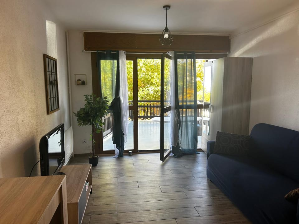 Appartement rénové, Terrasse 20 m2 Vue montagne WIFI Apartment in Bolquère
