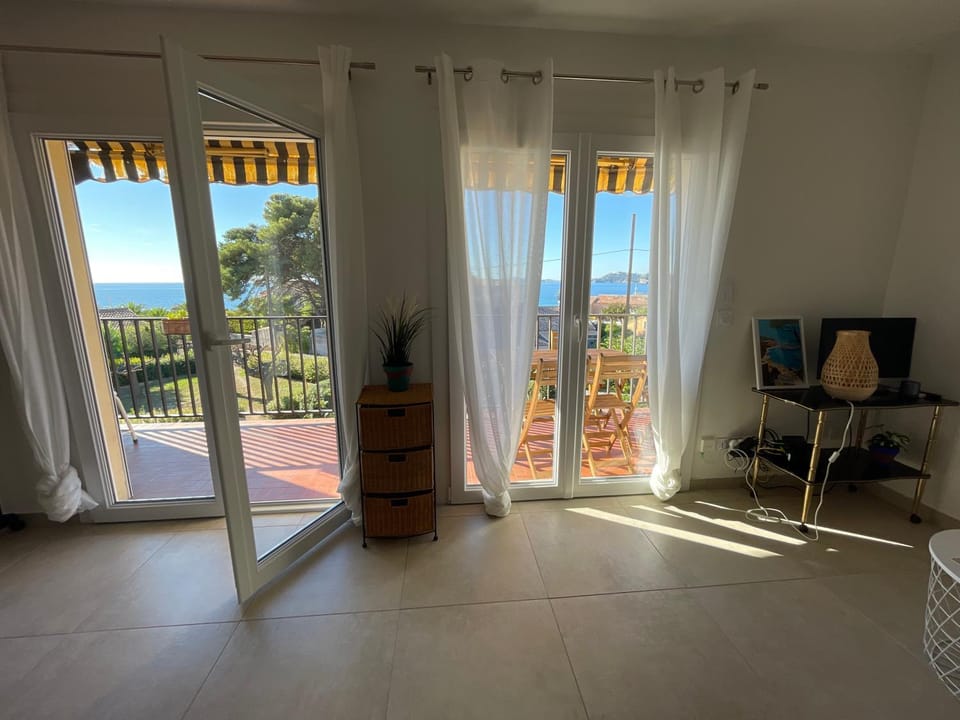 TV and multimedia, Living room, Sea view
