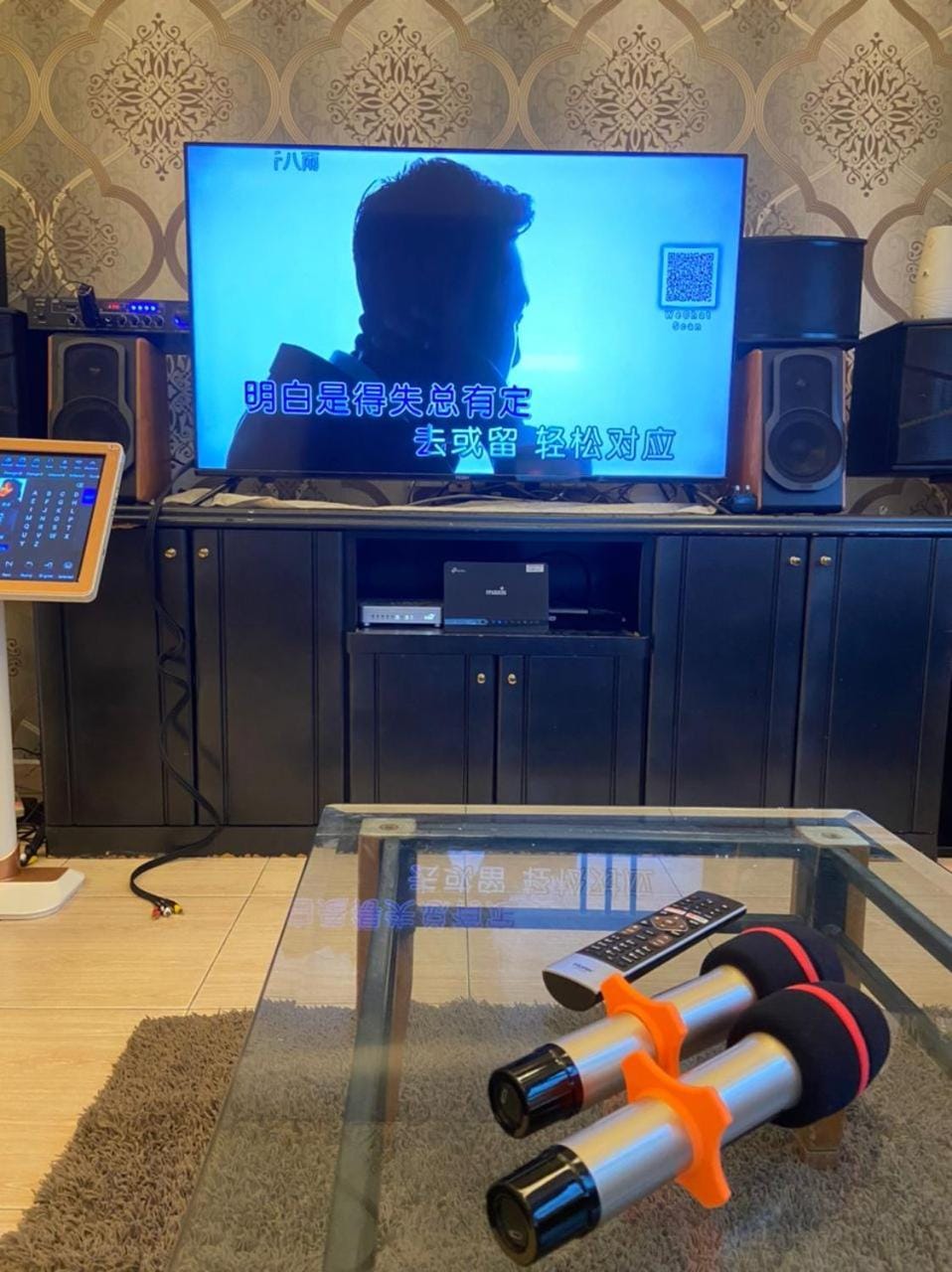 TV and multimedia, Living room, Evening entertainment