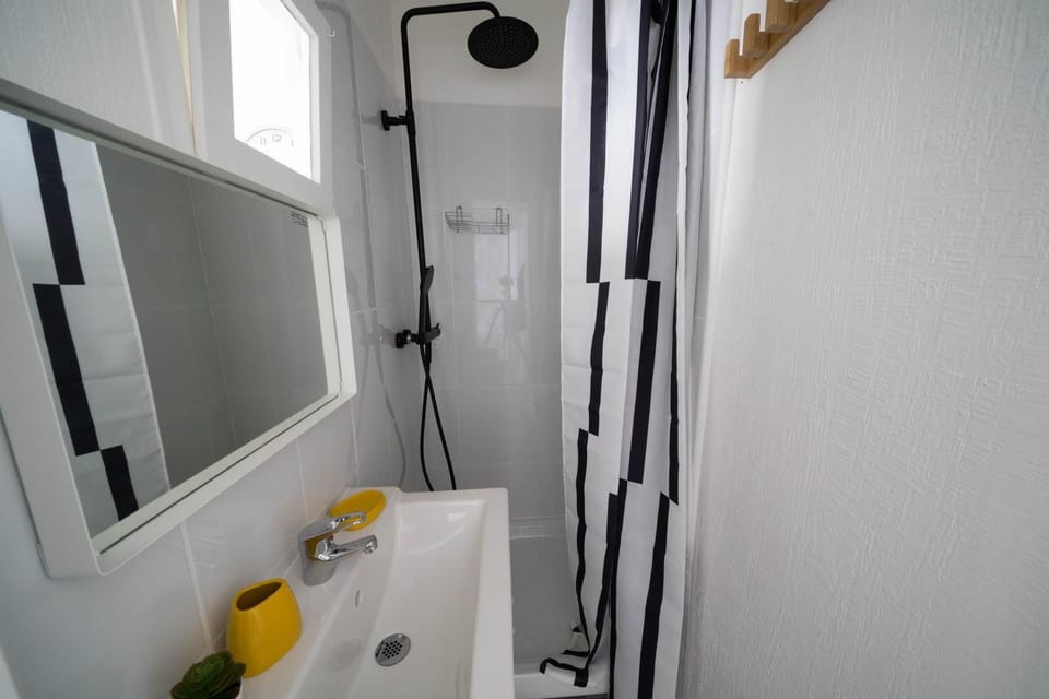 Shower, Bathroom, towels