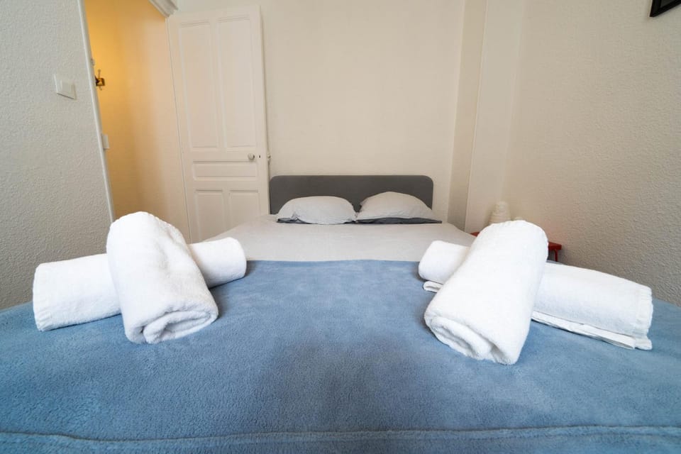 Bed, Photo of the whole room, Bedroom, towels