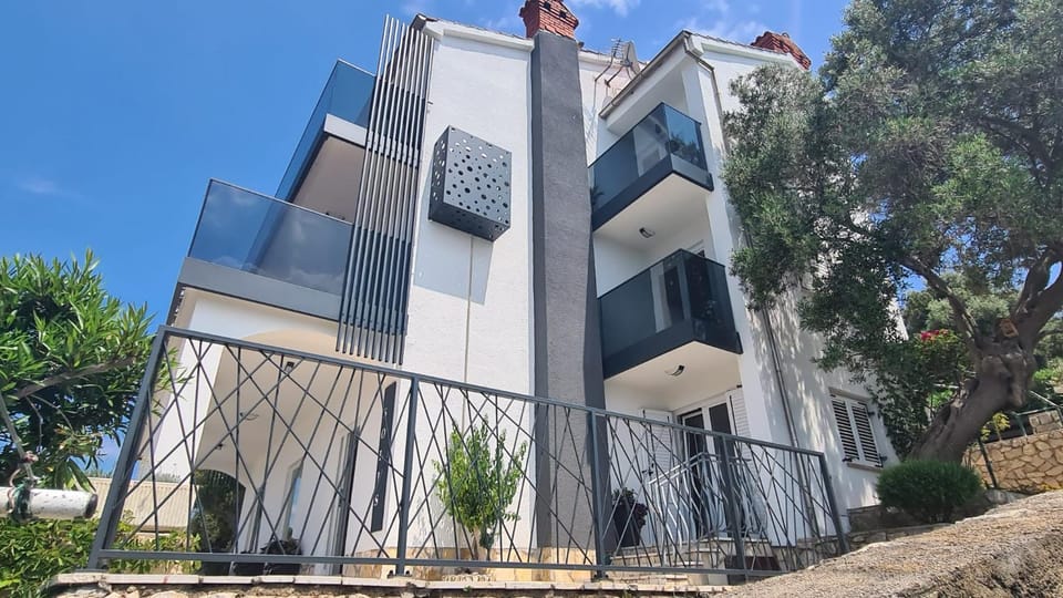 Apartments Solis, 50 m from the sea - Jakišnica Apartment in Lun