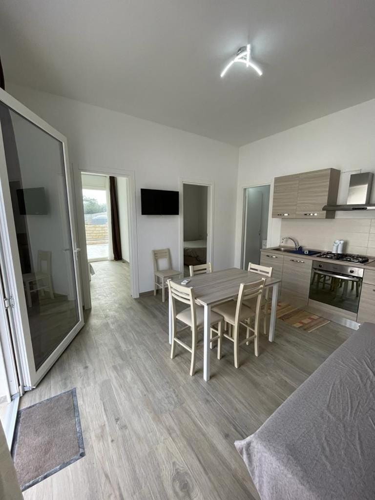 Communal lounge/ TV room, TV and multimedia, Kitchen or kitchenette, Living room, Photo of the whole room, Seating area, Dining area, pet friendly, stove