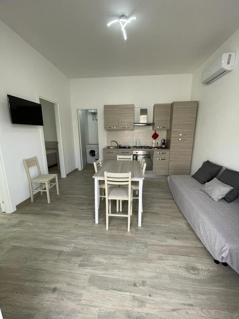 Communal lounge/ TV room, TV and multimedia, Kitchen or kitchenette, Living room, Photo of the whole room, Seating area, Dining area