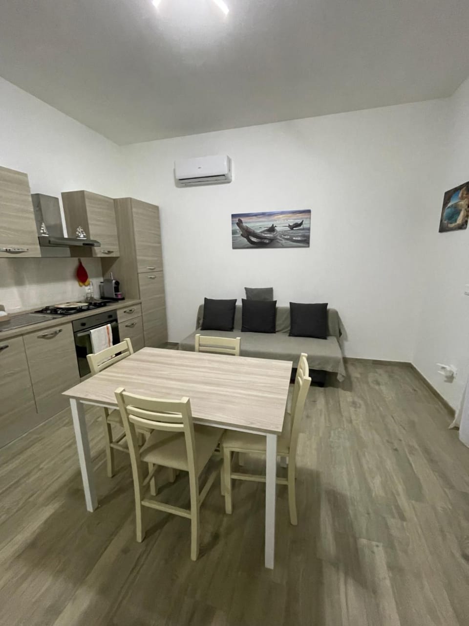 Kitchen or kitchenette, Living room, Seating area, Dining area, pet friendly, stove, air conditioner