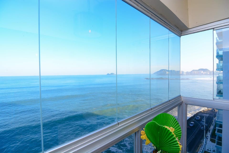 Apartamento no Morro do Maluf, frente ao mar Apartment in State of São Paulo