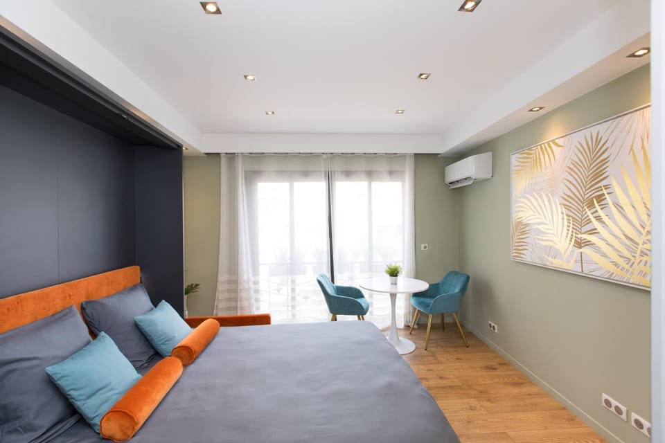 Bed, Living room, Photo of the whole room, Dining area