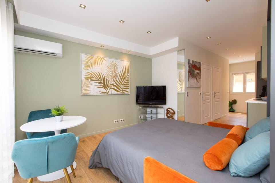 Bed, TV and multimedia