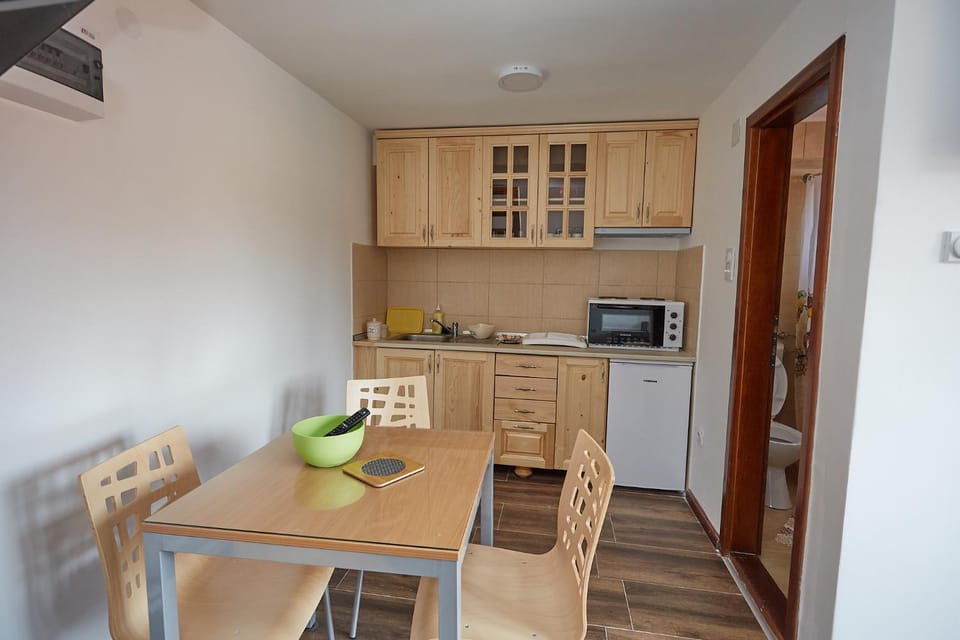 Kitchen or kitchenette, Dining area