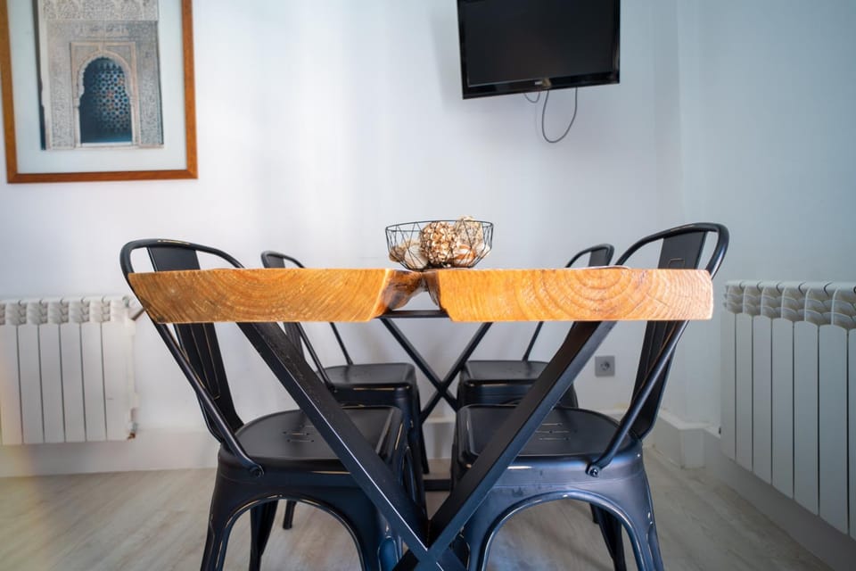 TV and multimedia, Seating area, Dining area