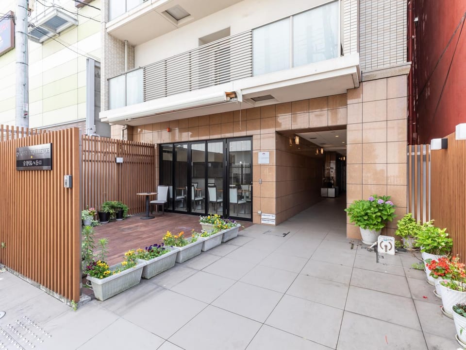 Property building, Facade/entrance, Day