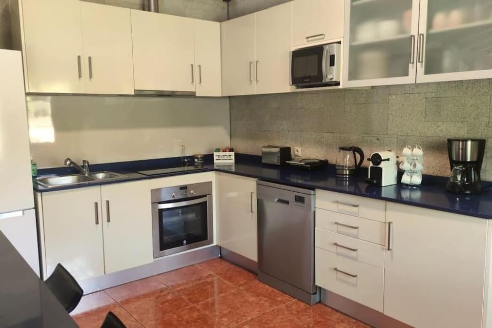 Coffee/tea facilities, Kitchen or kitchenette, dishwasher, oven, stove, toaster
