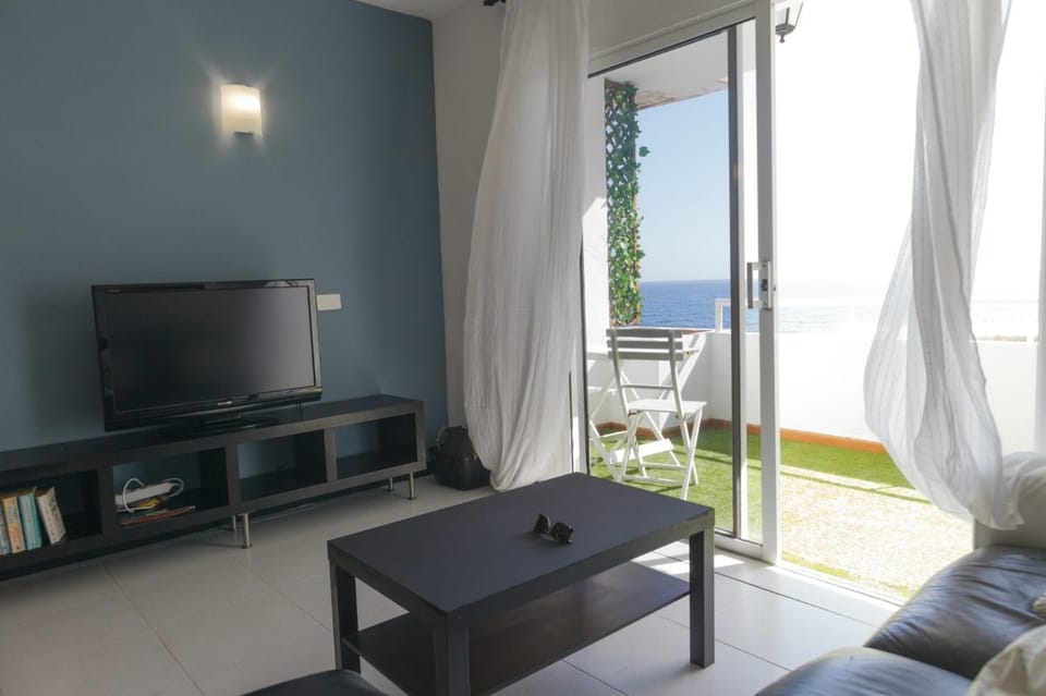 Communal lounge/ TV room, Living room, Seating area, Sea view
