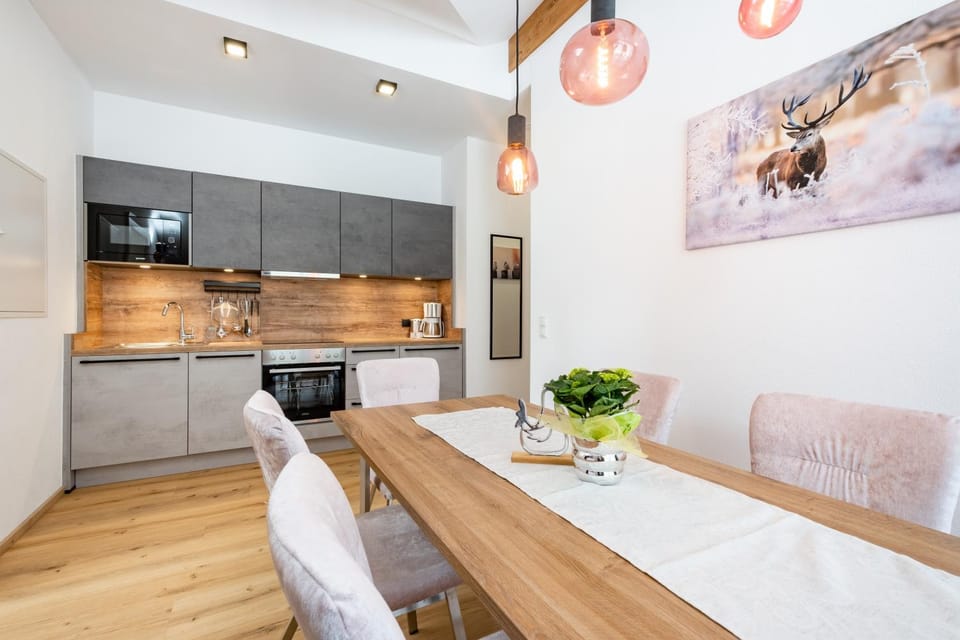 Kitchen or kitchenette, Dining area