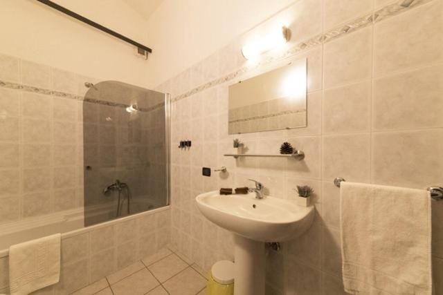 Shower, Toilet, Bathroom, Bath, towels