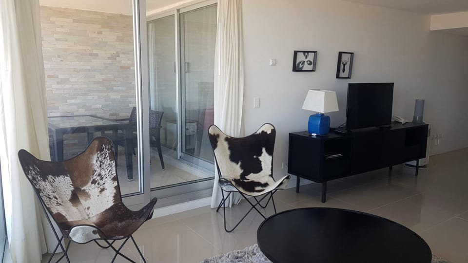 Communal lounge/ TV room, TV and multimedia, Living room, Seating area