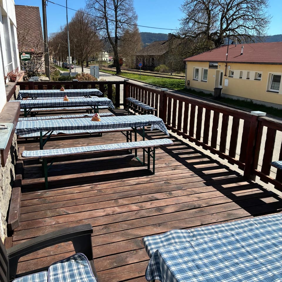 Restaurant/places to eat, Balcony/Terrace