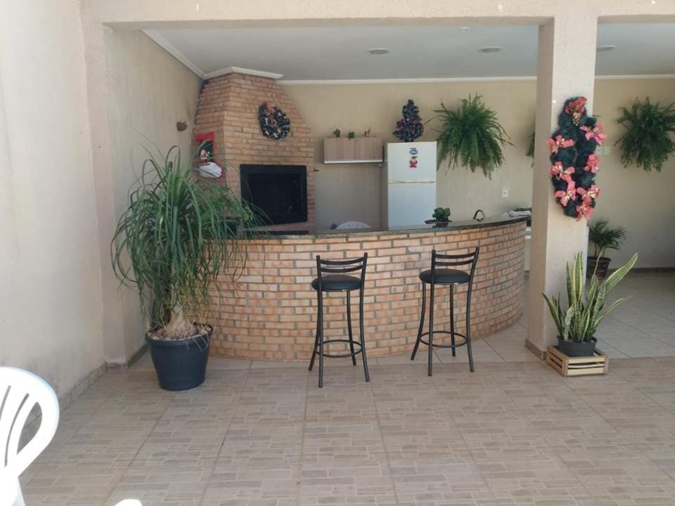 Edicula com um quarto banheiro e piscina e lazer Bed and Breakfast in Foz do Iguaçu
