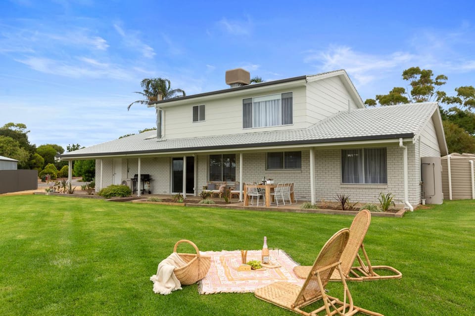The Arches ~ Style, location and spacious living! House in McLaren Vale