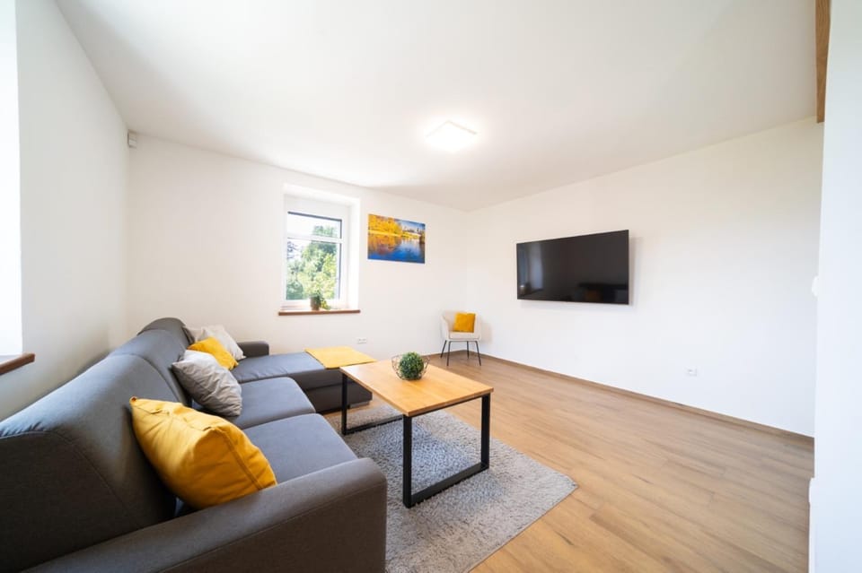 Communal lounge/ TV room, TV and multimedia, Living room, Seating area, Evening entertainment