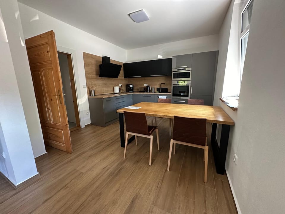 Kitchen or kitchenette, Dining area