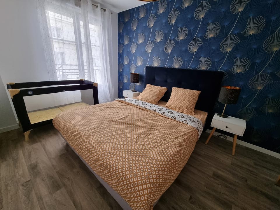 Photo of the whole room, cot