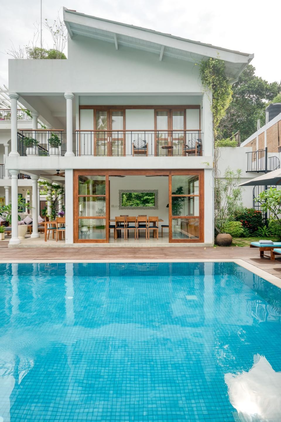 Property building, Day, Pool view, Swimming pool