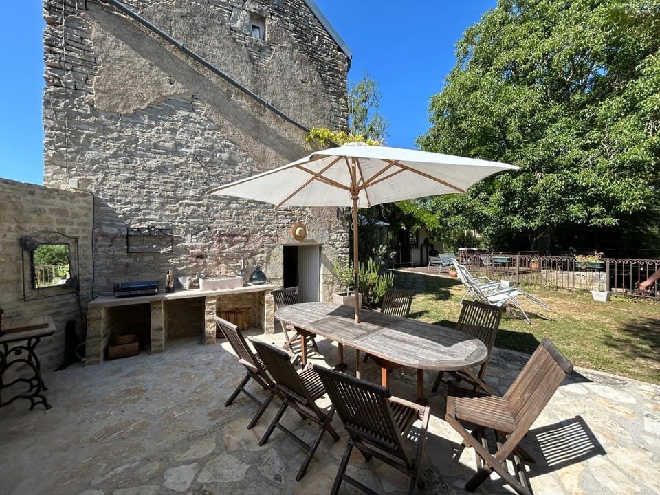 Magnifique Moulin proche Chablis, jacuzzi et rivière Villa in Bourgogne-Franche-Comté