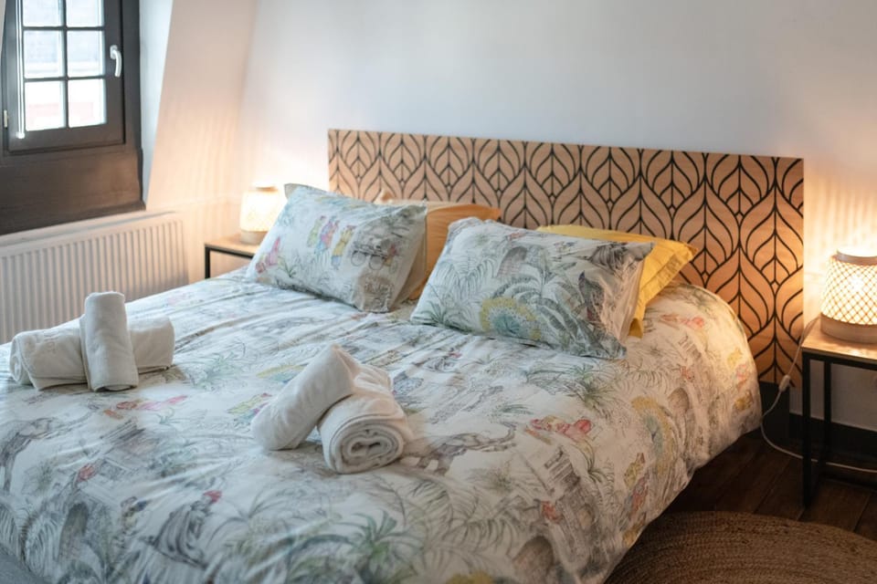 Bed, Bedroom, towels
