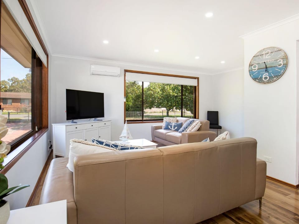 Sea and Sun Pet Friendly 4 Mins to Beach House in Callala Bay