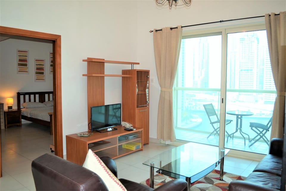 Bed, TV and multimedia, Living room, Dining area
