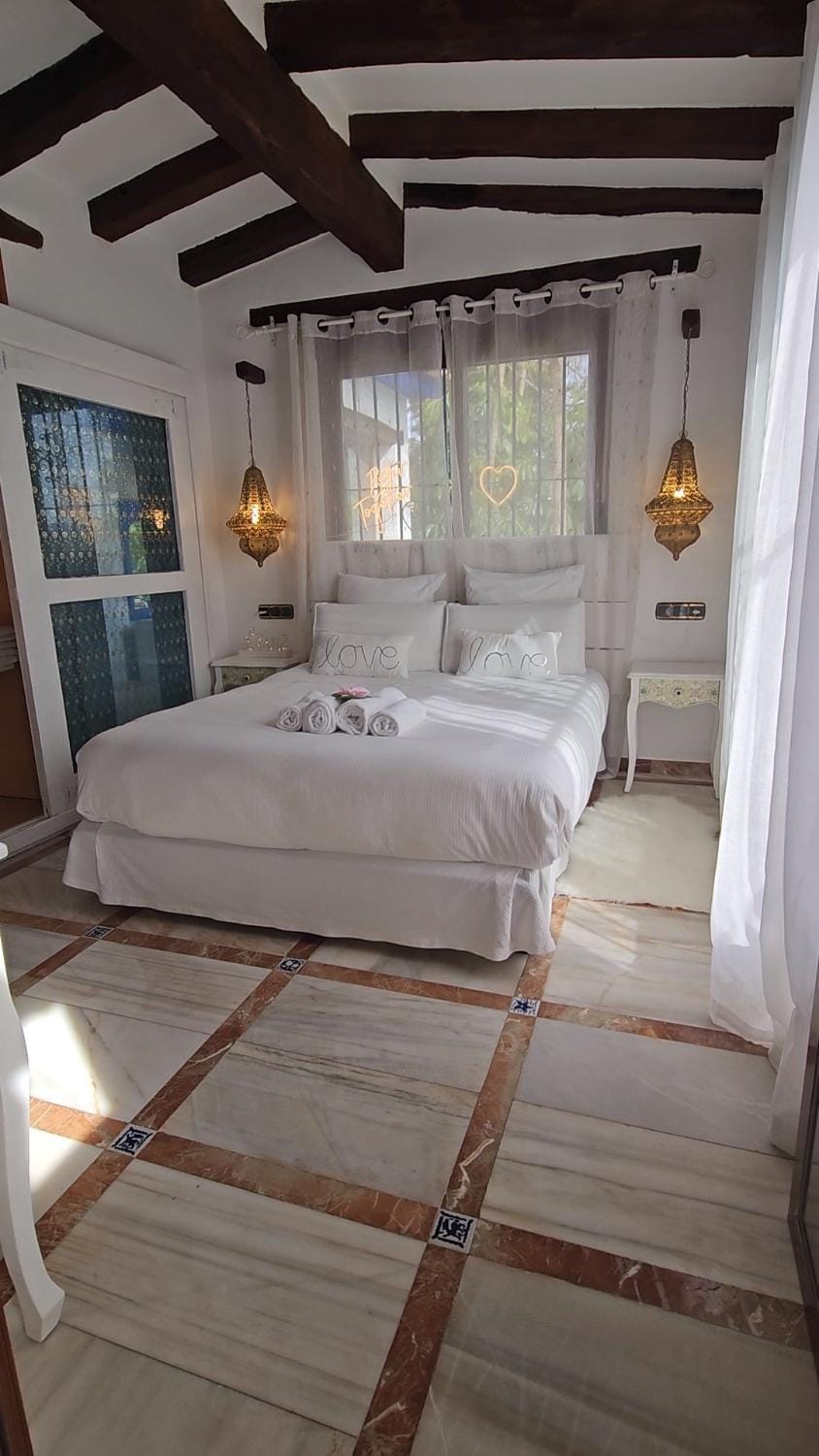Bed, Photo of the whole room, Bedroom, towels