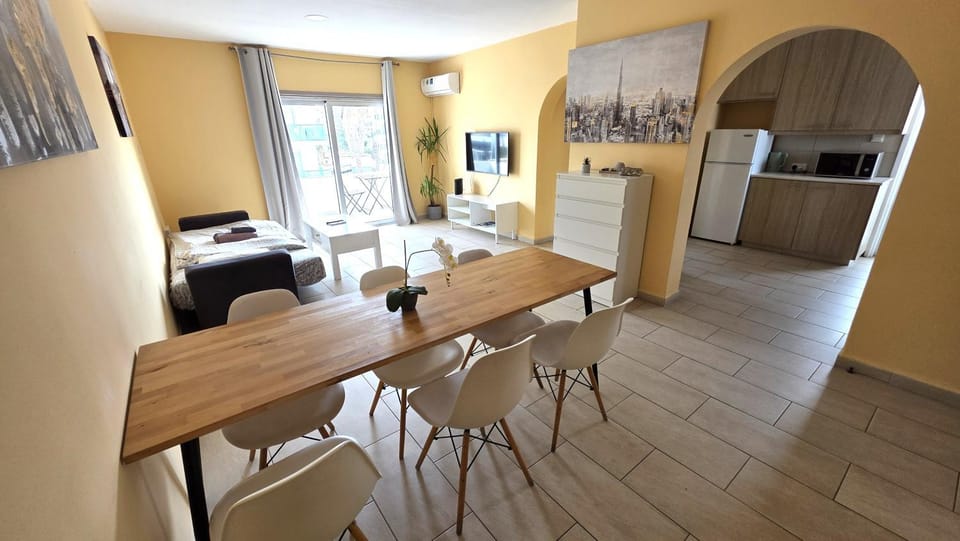 Kitchen or kitchenette, Living room, Seating area, Dining area