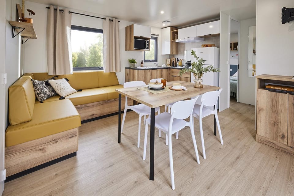 Kitchen or kitchenette, Living room, Seating area, Dining area