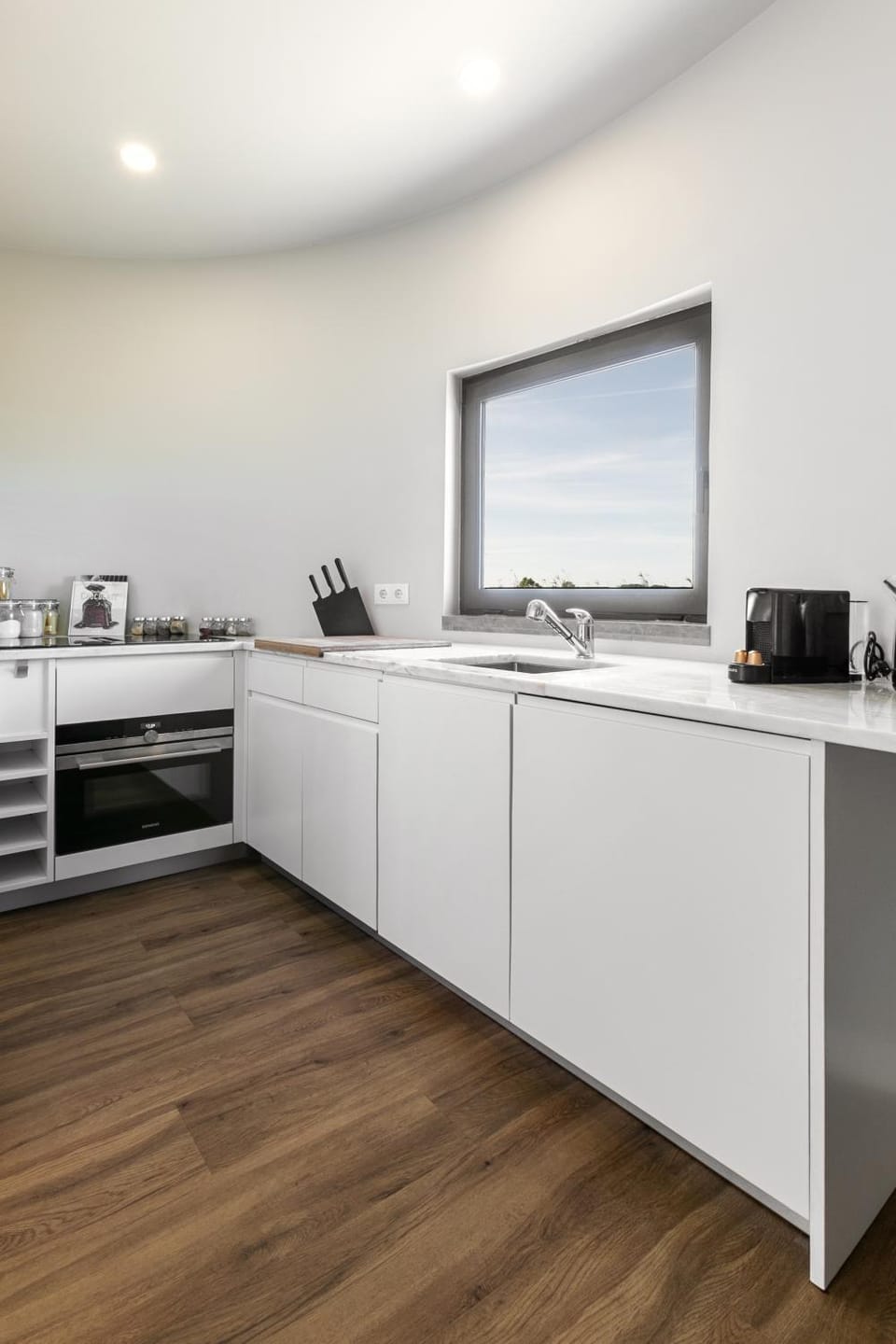 Kitchen or kitchenette, dishwasher, minibar, stove, washing machine