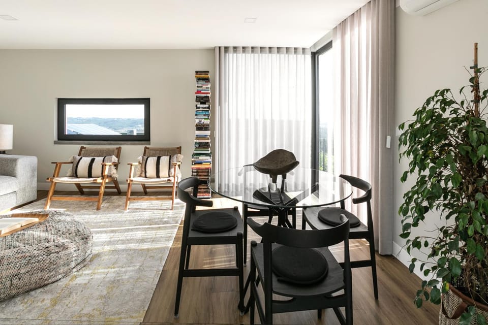 TV and multimedia, View (from property/room), Living room, Seating area, Dining area, City view