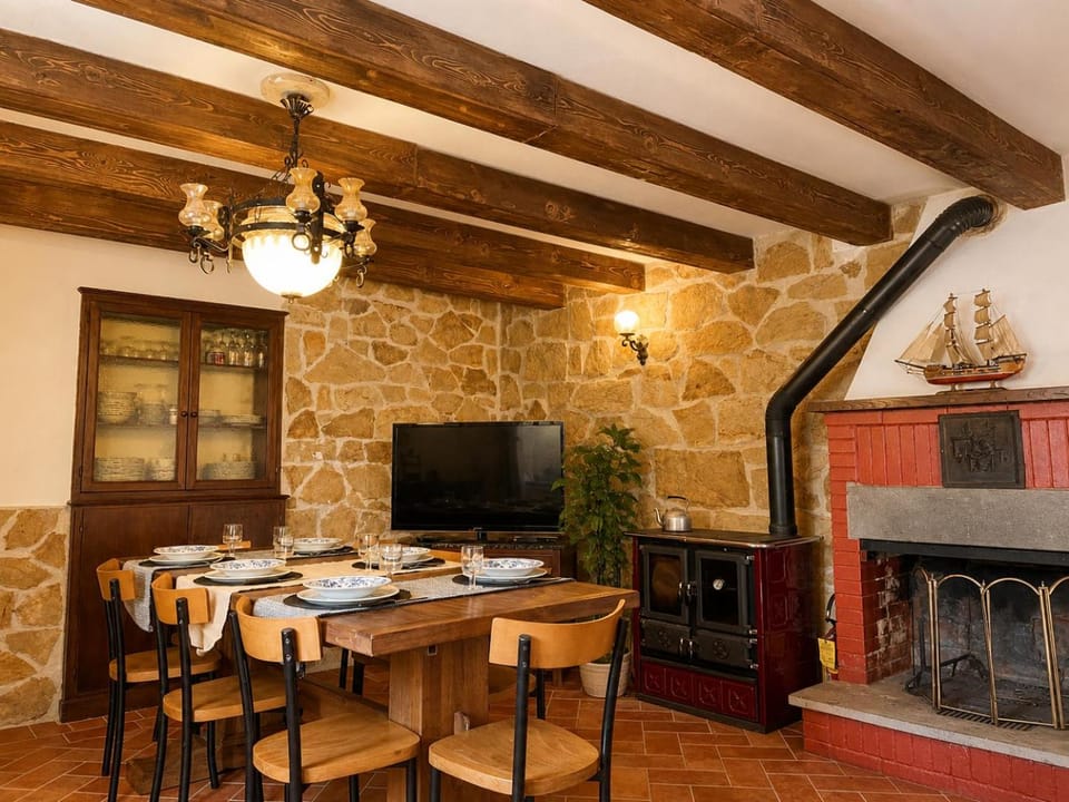 TV and multimedia, Dining area, fireplace
