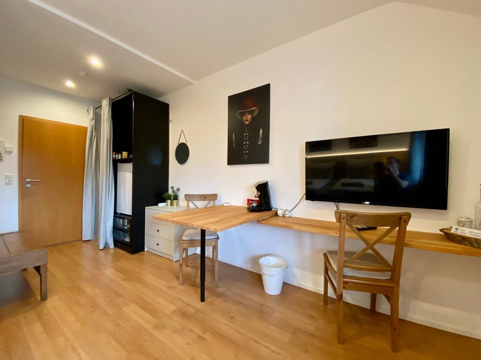 TV and multimedia, Seating area, Dining area