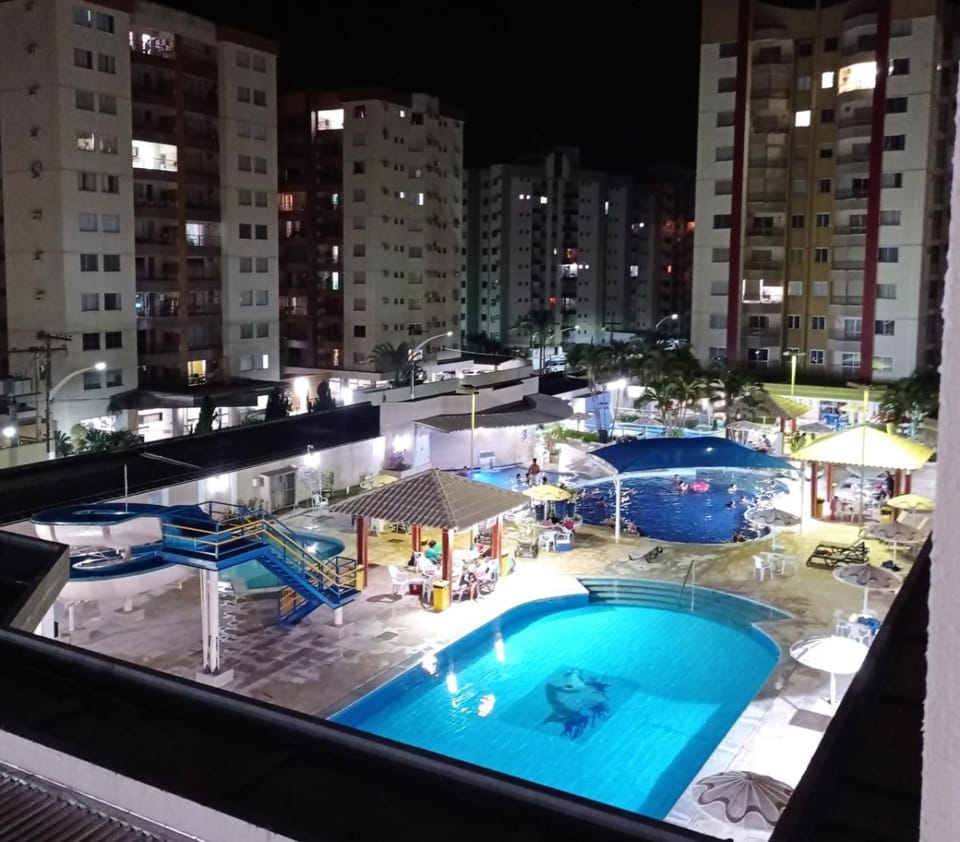 RPT 01, AR Split, ventilador na sala, Filtro de agua gelada, Airfryer, 2 Secadores de cabelo, Internet, TV Smart 43", e 32" Garagem coberta, Box QUEEM novo Apartment in State of Goiás