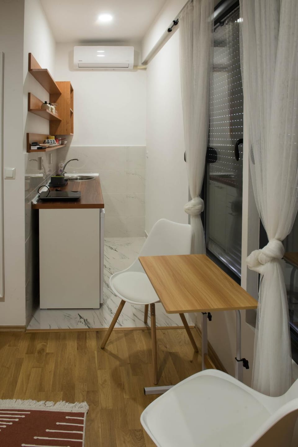 Kitchen or kitchenette, Dining area