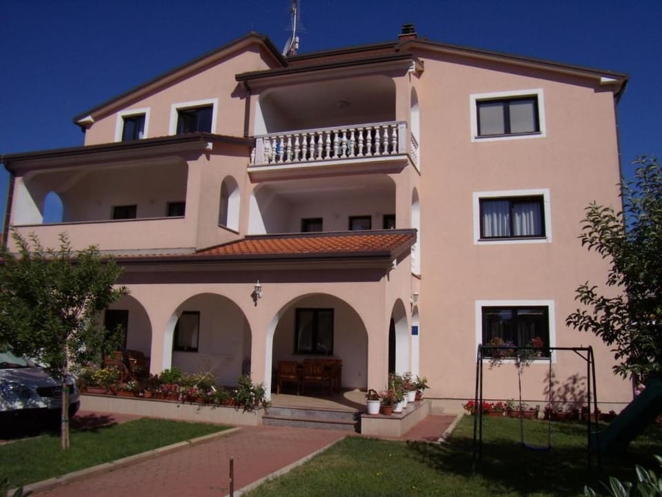Property building, Facade/entrance, Off site