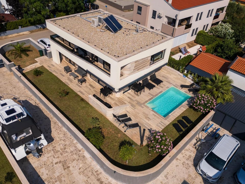 Property building, Pool view, Street view, Swimming pool, Parking, sunbed