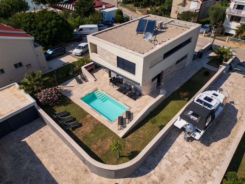Property building, Bird's eye view, Pool view, Street view, Swimming pool, Parking, sunbed