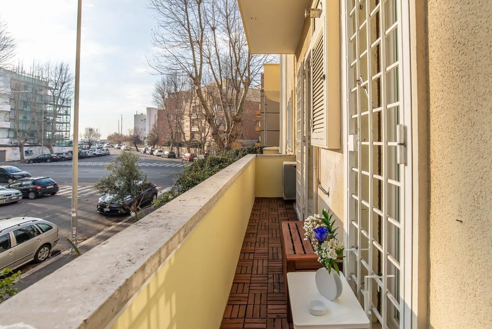 Balcony/Terrace, Street view