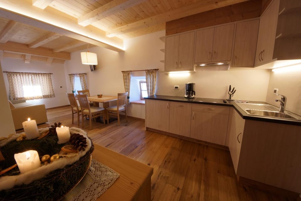 Kitchen or kitchenette, Seating area, Dining area
