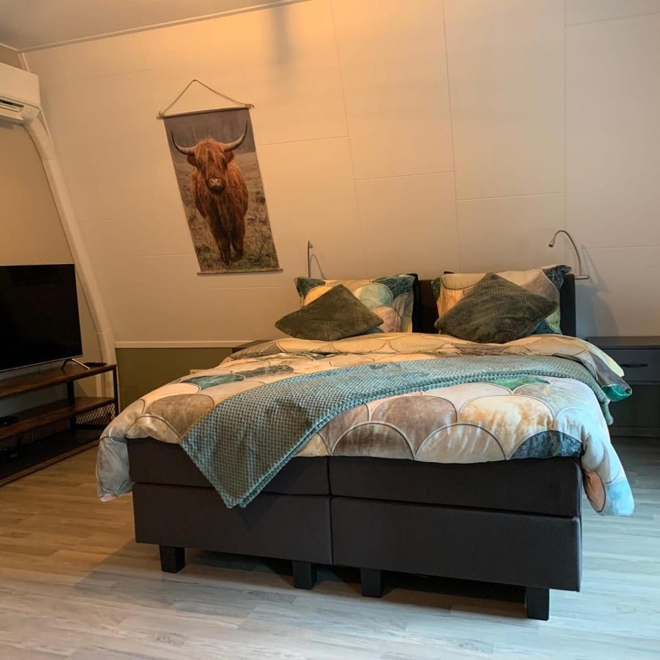 Bed, Bedroom, air conditioner