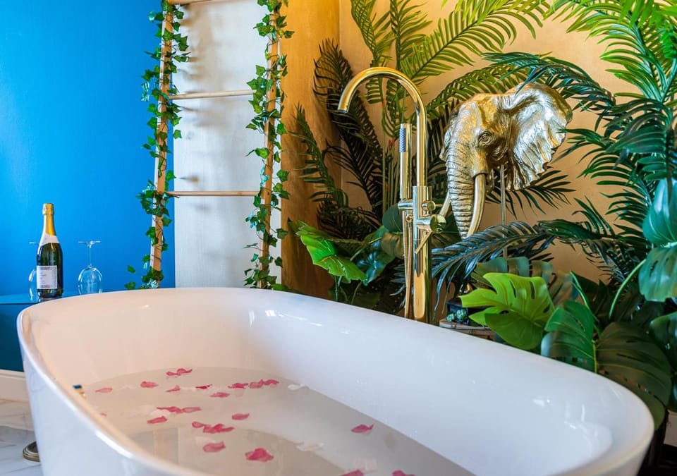 JUNGLE SUITE --- VASCA in camera Apartment in Turin