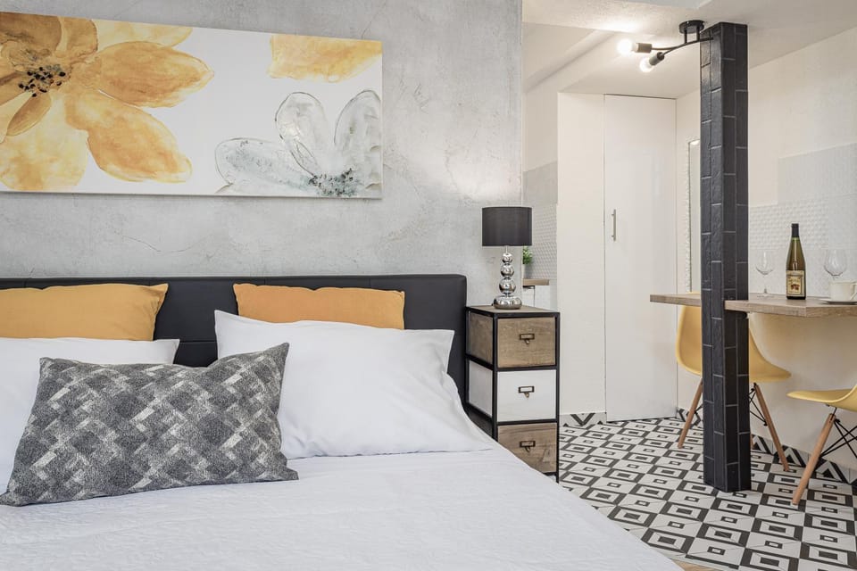 Bed, Living room