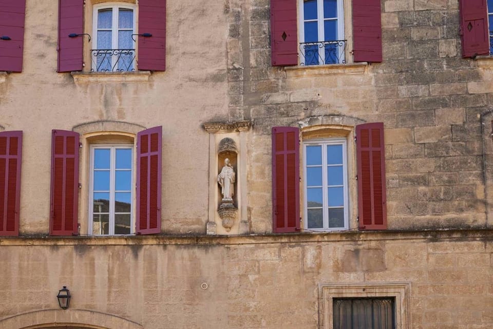 Nearby landmark, Facade/entrance