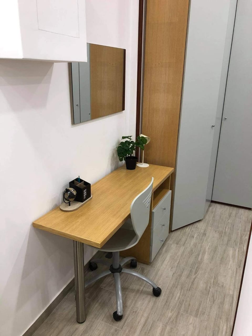 hair dresser, wardrobe